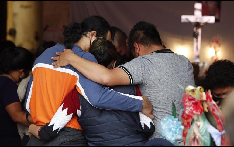 Familiares y amigos acuden al funeral de la menor Mía Mendoza, quien falleció tras el derrumbe. EFE/J. Méndez