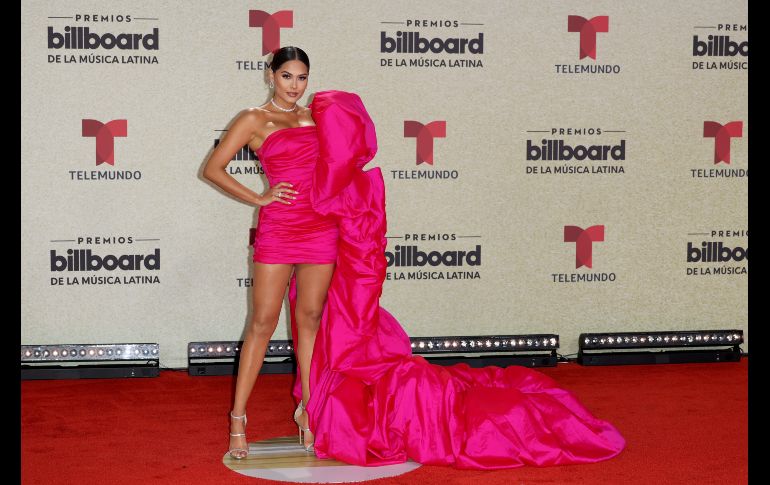 Andrea Meza, la Miss Universo mexicana, llevó un vestido fucsia con un adorno lateral corrugado que se extendía de su hombro hasta el piso.. AFP/R. VARELA