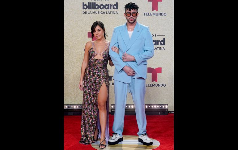 Bad Bunny, el principal nominado de la noche, llegó en un traje azul cielo acompañado de su novia Gabriela Berlingeri, quien llevaba un vestido multicolor con top de bikini. AP/. Lavandier
