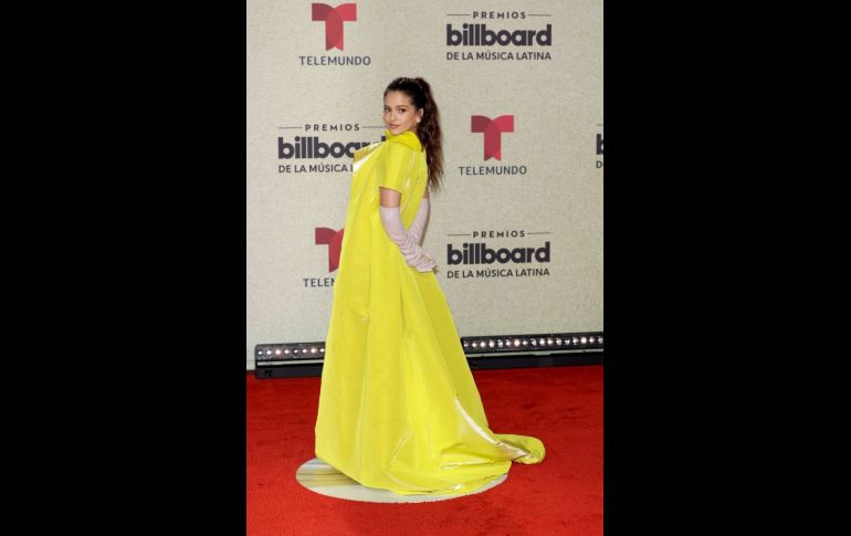 Rosalía, con guantes largos, vestido y capa lució tono amarillo limón. ESPECIAL