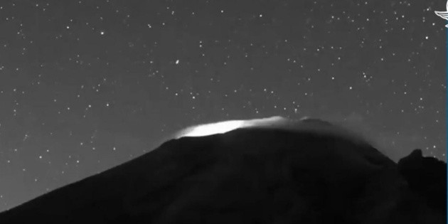 El Popocat&eacute;petl presenta explosiones y aparecen luces extra&ntilde;as