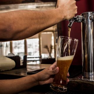 ¡Cervezas para todos! El regalo que dan en Bolivia a cambio de vacunarse