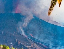 Los fenómenos explosivos aumentaron en el volcán en La Palma y se abrió una nueva boca eruptiva en uno de los flancos de un cono activo desde el domingo. EFE/ M. Calero