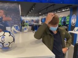 La propuesta que el equipo había anunciado en sus redes sociales era que Marten de Roon cubriría el costo del jersey, pero aun así, ningún aficionado apareció por ahí. TWITTER / @Dirono