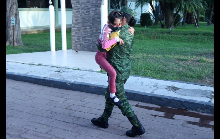 Durante la ceremonia, los militares izaron la Bandera frente a Hannia, cantaron el himno nacional y le expresaron algunas palabras para admirar su valentía. EL INFORMADOR/A. Camacho