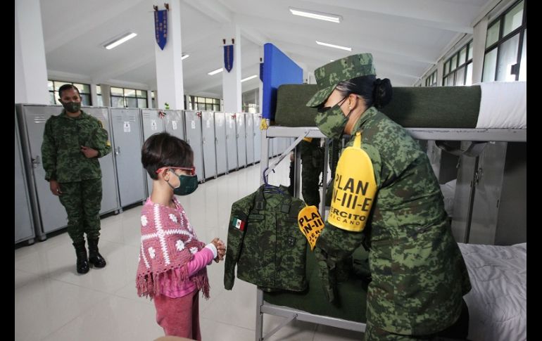 Durante la ceremonia, los militares izaron la Bandera frente a Hannia, cantaron el himno nacional y le expresaron algunas palabras para admirar su valentía. EL INFORMADOR/A. Camacho