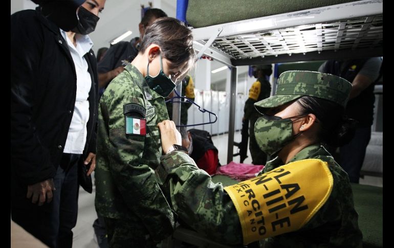 Durante la ceremonia, los militares izaron la Bandera frente a Hannia, cantaron el himno nacional y le expresaron algunas palabras para admirar su valentía. EL INFORMADOR/A. Camacho
