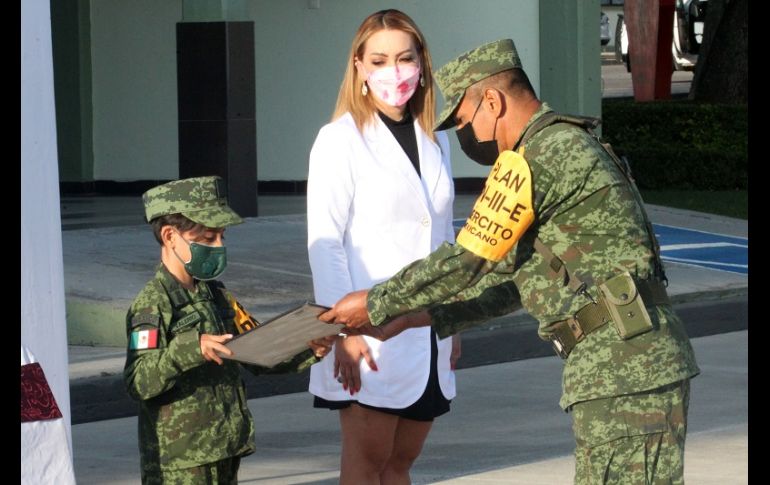 Durante la ceremonia, los militares izaron la Bandera frente a Hannia, cantaron el himno nacional y le expresaron algunas palabras para admirar su valentía. EL INFORMADOR/A. Camacho