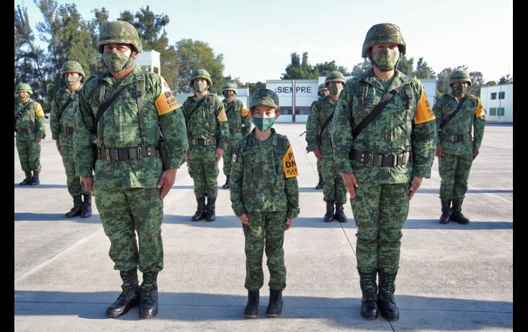Durante la ceremonia, los militares izaron la Bandera frente a Hannia, cantaron el himno nacional y le expresaron algunas palabras para admirar su valentía. EL INFORMADOR/A. Camacho