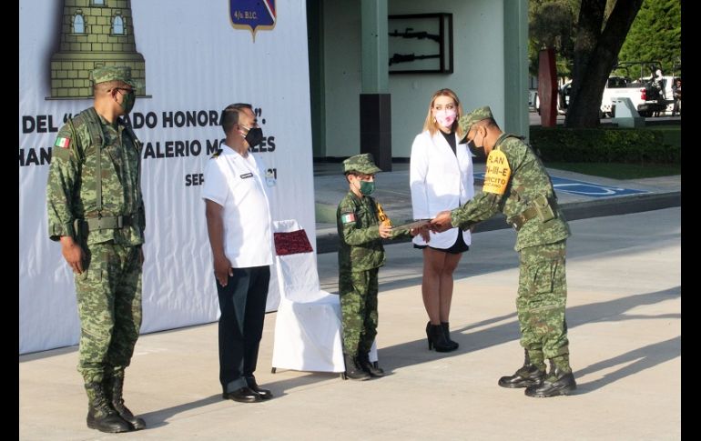 Durante la ceremonia, los militares izaron la Bandera frente a Hannia, cantaron el himno nacional y le expresaron algunas palabras para admirar su valentía. EL INFORMADOR/A. Camacho
