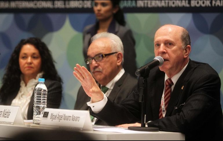 Gilberto Guevara (centro) señaló que la educación pública está inmersa en una crisis difícil de remontar. EL INFORMADOR/ARCHIVO