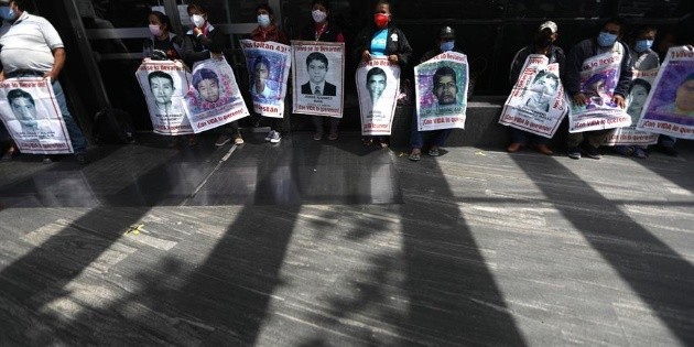 Ayotzinapa: "La FGR es un elefante reum&aacute;tico", reclaman padres a AMLO