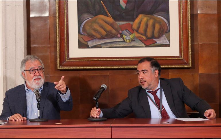 El subsecretario de Derechos Humanos, Alejandro Encinas (i) y el fiscal del caso Ayotzinapa, Omar Gómez Trejo (d), en rueda de prensa hoy en Ciudad de México. EFE/S. Gutiérrez