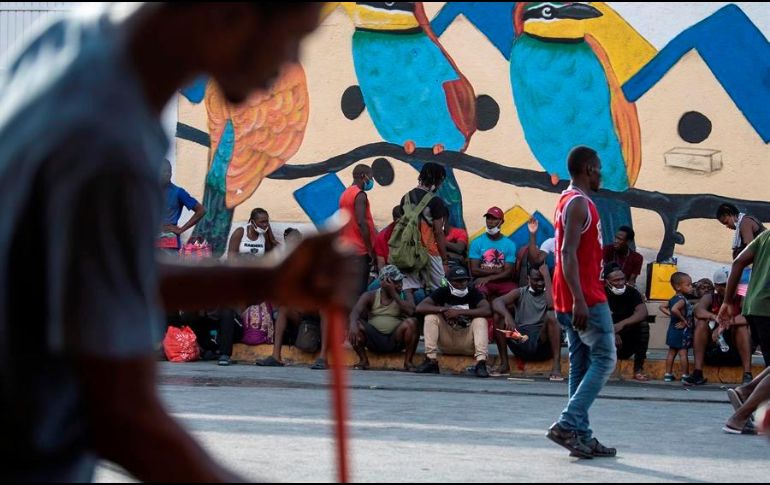 Un grupo de migrantes haitianos se concentran en albergues en Monterrey al perder las esperanzas de cruzar la frontera. EFE/M. Sierra