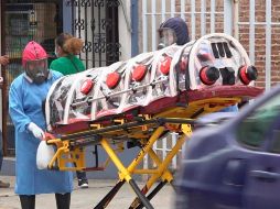 Personal de salud traslada a una paciente con síntomas de COVID-19 a un hospital en el estado de Oaxaca. EFE/D. Ricardez