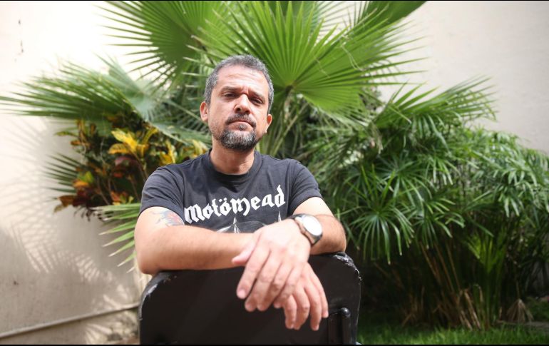 Ángel Ortuño. El escritor posó para esta casa editorial durante la presentación de su libro “El amor a los santos”. EL INFORMADOR/Archivo