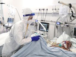 Los dos anticuerpos -casirivimab e imdevimab- elaborados por Regeneron deberían administrarse a contagiados que tengan un riesgo elevado de hospitalización. AP