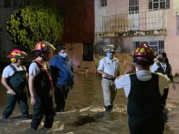 Personal operativo supervisó la noche del viernes y madrugada de este sábado las zonas afectadas por la fuerte lluvia. ESPECIAL / Ayuntamiento de Guadalajara