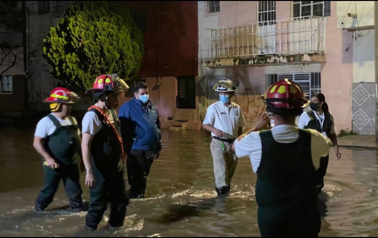 Personal operativo supervisó la noche del viernes y madrugada de este sábado las zonas afectadas por la fuerte lluvia. ESPECIAL / Ayuntamiento de Guadalajara