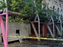 La finca se encuentra apuntalada y abandonada desde hace años, su estructura se habría resentido durante la construcción del nuevo Mercado Corona. ESPECIAL / Protección Civil y Bomberos de Guadalajara