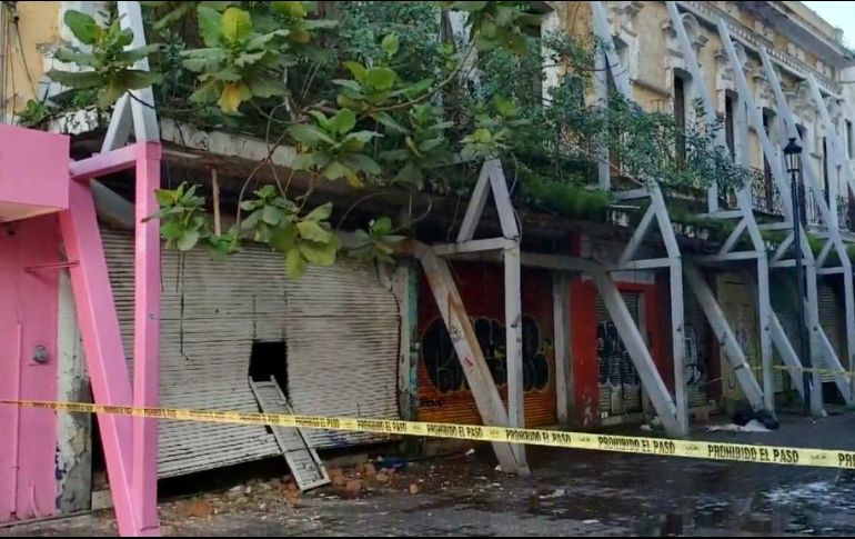 La finca se encuentra apuntalada y abandonada desde hace años, su estructura se habría resentido durante la construcción del nuevo Mercado Corona. ESPECIAL / Protección Civil y Bomberos de Guadalajara