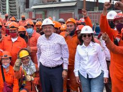 AMLO compartió en sus redes sociales una foto rodeado con trabajadores de la zona. TWITTER/@lopezobrador_