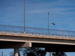 Vista de la Guardia Costera de EU sobrevolando el puente internacional que una a Acuña (México) con Del Río (EU), el 22 de septiembre de 2021. EFE/A. Dinner