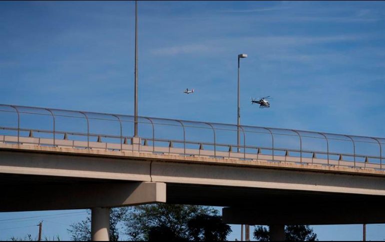 Vista de la Guardia Costera de EU sobrevolando el puente internacional que una a Acuña (México) con Del Río (EU), el 22 de septiembre de 2021. EFE/A. Dinner