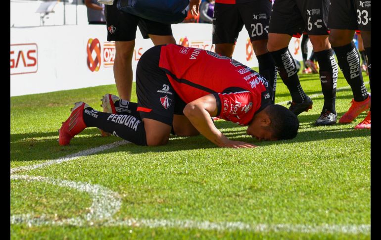 AGRADECIDO. El defensor peruano festejó su gol con efusividad y después agradeció la fortuna de marcar. IMAGO7