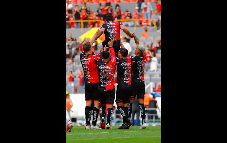 VAYA FESTEJO. Diego Barbosa fue cargado por sus compañeros tras anotar el gol el día de su cumpleaños 25. IMAGO7