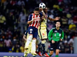 DE TÚ A TÚ. Chivas compitió en su visita al Azteca y logró sacar un punto en una semana complicada. IMAGO7