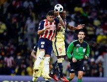 DE TÚ A TÚ. Chivas compitió en su visita al Azteca y logró sacar un punto en una semana complicada. IMAGO7