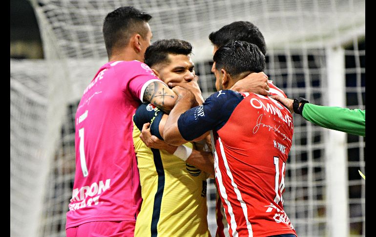 POLÉMICO. Miguel Ponce y Henry Martín se enfrascaron en un conato que quedará para la polémica tras la decisión arbitral. IMAGO7