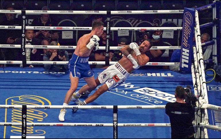 Las piernas de Castillo lucieron acalambradas, al parecer por una convulsión cuando cayó a la lona. AP/N. Potts