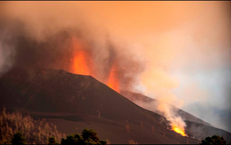 El cono del volcán de La Palma, que está en erupción desde el pasado día 19, se rompió parcialmente y dejó “una colada enorme” en dirección hacia el mar. EFE/M. Calero