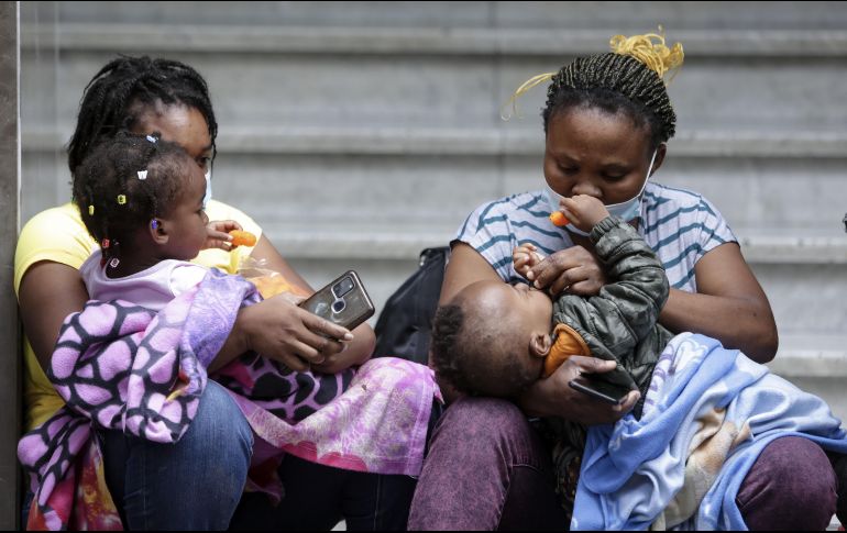 Mujeres haitianas cargan a sus niños en espera de respuesta a sus solicitudes de asilo. XINHUA/F. Cañedo