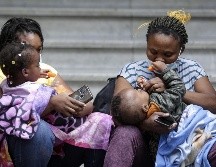 Mujeres haitianas cargan a sus niños en espera de respuesta a sus solicitudes de asilo. XINHUA/F. Cañedo