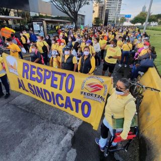 Integrantes del Sindicato del DIF marchan para exigir recontrataciones y aumento salarial