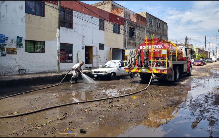 En estas colonias trabajaron alrededor de 180 servidores públicos, entre ellos de Protección Civil y Bomberos Guadalajara, del DIF tapatío, paramédicos, de la Dirección de Aseo Público, entre otras áreas. ESPECIAL / Ayuntamiento de Guadalajara