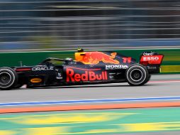 “Checo” Pérez ya sólo piensa en la siguiente carrera que será en el circuito de Estambul, en Turquía, donde el mexicano dijo que espera revertir lo ocurrido este domingo en Rusia. AFP/A. NEMENOV