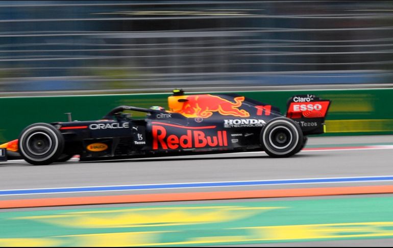 “Checo” Pérez ya sólo piensa en la siguiente carrera que será en el circuito de Estambul, en Turquía, donde el mexicano dijo que espera revertir lo ocurrido este domingo en Rusia. AFP/A. NEMENOV