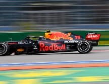 “Checo” Pérez ya sólo piensa en la siguiente carrera que será en el circuito de Estambul, en Turquía, donde el mexicano dijo que espera revertir lo ocurrido este domingo en Rusia. AFP/A. NEMENOV
