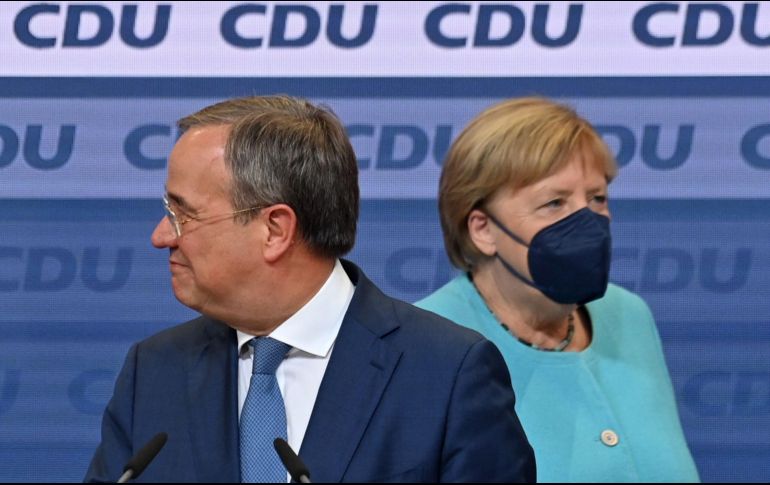 El líder de la Unión Cristianodemócrata y candidato a canciller,  Armin Laschet, y la canciller Angela Merkel dieron una conferencia de prensa en la sede del partido en Berlín, tras conocerse los datos preliminares de las elecciones en Alemania. AFP/J. Macdougall