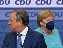 El líder de la Unión Cristianodemócrata y candidato a canciller,  Armin Laschet, y la canciller Angela Merkel dieron una conferencia de prensa en la sede del partido en Berlín, tras conocerse los datos preliminares de las elecciones en Alemania. AFP/J. Macdougall