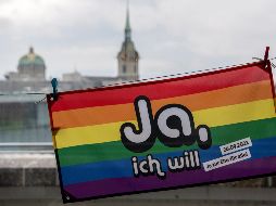 Una bandera arcoíris a favor del matrimonio igualitario se ve hoy en Berna, Suiza. EFE/P. Schneider