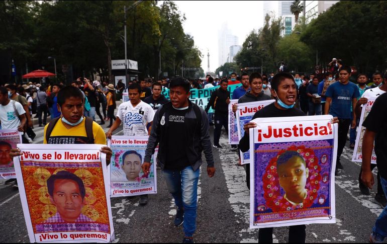 La marcha por el 7 aniversario de la desaparición de los 43 estudiantes de Ayotzinapa se dirige al Zócalo de Ciudad de México. SUN/D. Sánchez