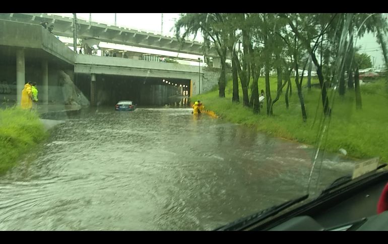Tres vialidades registraron inundaciones en Zapopan. ESPECIAL/Bomberos de Zapopan