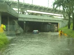 Tres vialidades registraron inundaciones en Zapopan. ESPECIAL/Bomberos de Zapopan