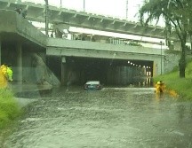 Tres vialidades registraron inundaciones en Zapopan. ESPECIAL/Bomberos de Zapopan