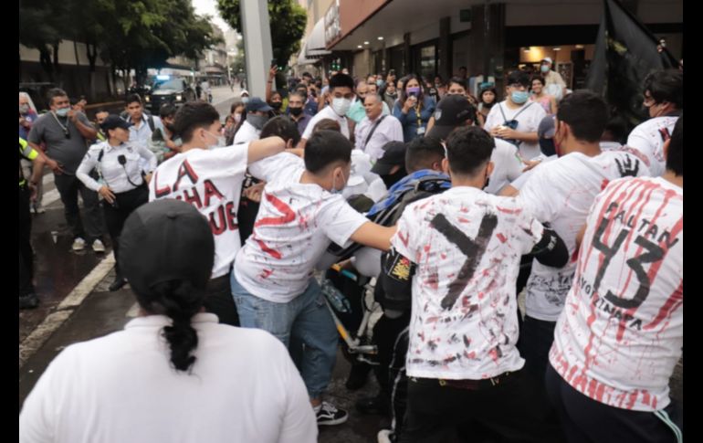 Estudiantes de la Normal de Atequiza marchaban por el Centro de Guadalajara cuando se registró un altercado con policías viales. ESPECIAL